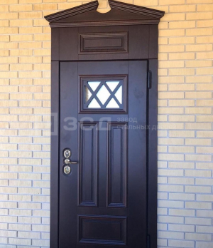 Высокая наружная входная дверь в дом - фото